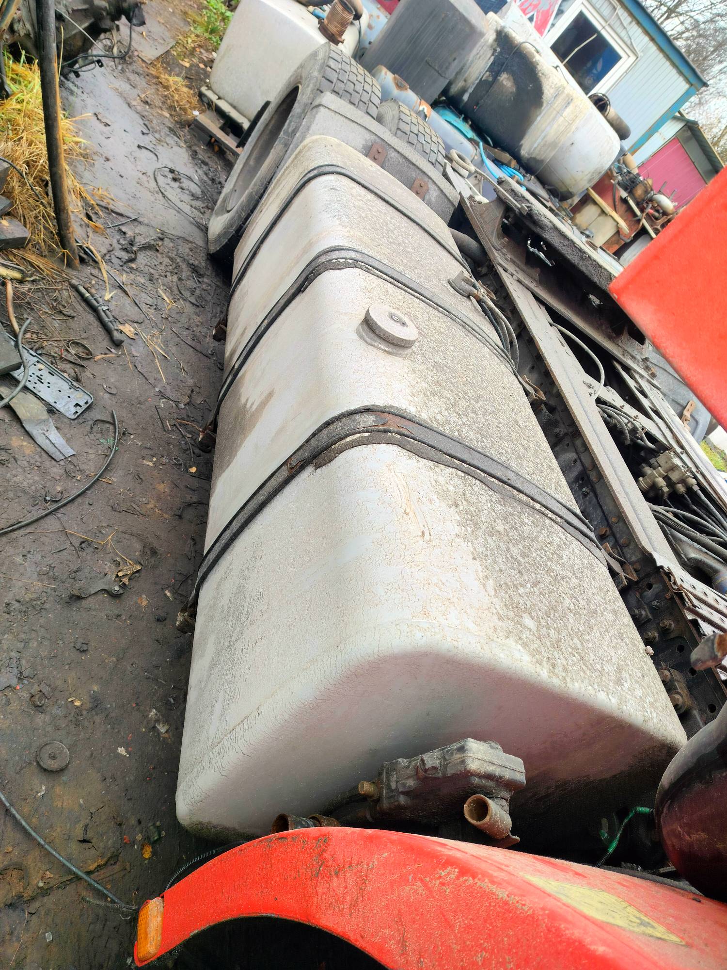 На разборку поступил MAN F2000 2000 г.в. Двигатель D2866LF31 4-х клапанные головки, КПП 16S181 с ретардой, редуктор HY13110 37/12 подвеска рессорная перед, сзади воздух. Кабина высокая, гнилая. Крыша в продаже.